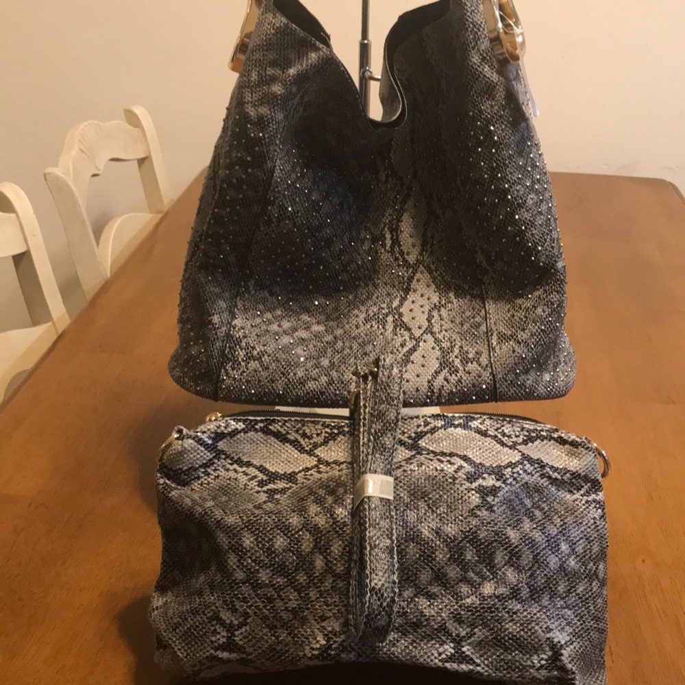 Great shoulder bag with an additional bag inside